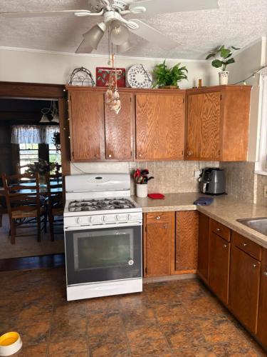 Tree House 6 bedrooms, 2 blocks from everything in กูยาโฮกา ฟอลส์ (OH)