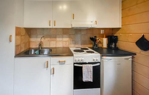 virtuve, 1 Bedroom Gorgeous Home In Våxtorp (1 Bedroom Gorgeous Home In Vaxtorp) in Floalt