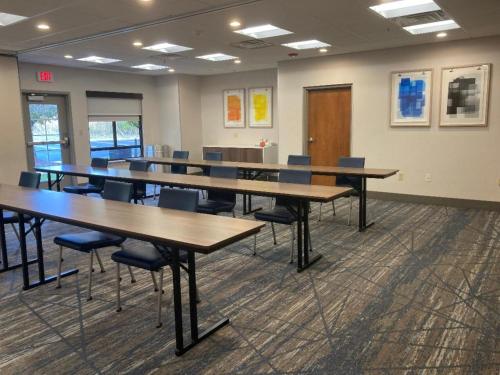 Holiday Inn Express and Suites Winchester an IHG Hotel - image 9