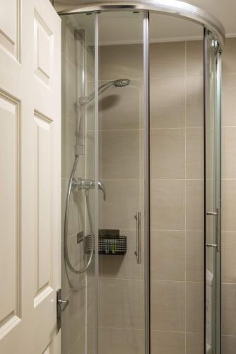 Cozy Studio In Prime South Kensington - image 10