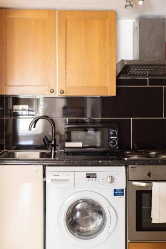 Cozy Studio In Prime South Kensington - image 6