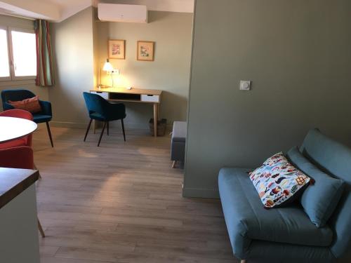 Au cœur du vieux Toulon au calme appartement rénové climatisé confortable étage élevé avec ascenseur proche parking et toutes commodités - image 2