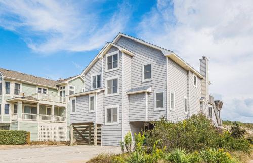 Summer Camp - Corolla, Crown Point, Oceanfront, 70 Ft to Beach, Community Pool, Hot Tub, Pets OK in Corolla (NC)