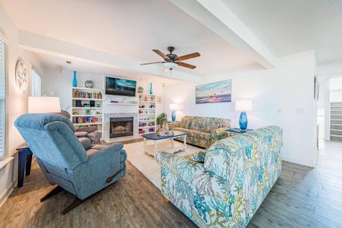 Summer Camp - Corolla, Crown Point, Oceanfront, 70 Ft to Beach, Community Pool, Hot Tub, Pets OK in Corolla (NC)