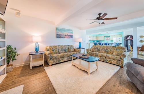 Summer Camp - Corolla, Crown Point, Oceanfront, 70 Ft to Beach, Community Pool, Hot Tub, Pets OK in Corolla (NC)