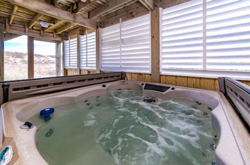 Summer Camp - Corolla, Crown Point, Oceanfront, 70 Ft to Beach, Community Pool, Hot Tub, Pets OK in Corolla (NC)
