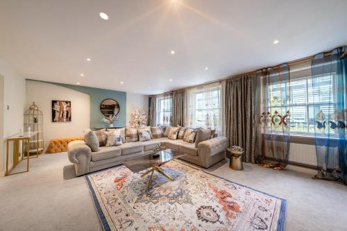 GRAND 200 SqM 3-Bedroom VILLA, London