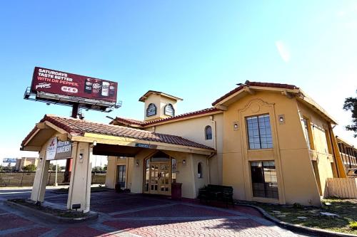 La Quinta Inn by Wyndham San Antonio I-35 N at Rittiman Rd in San Antonio, USA