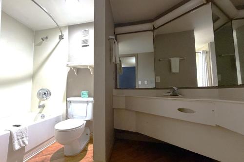 La Quinta Inn by Wyndham San Antonio I-35 N at Rittiman Rd - image 10