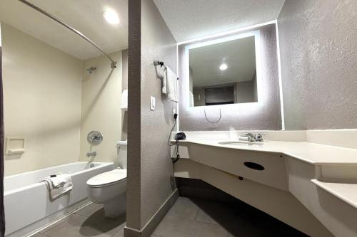 Townhouse Garden Inn & Suites San Antonio I 35 – San Antonio, TX