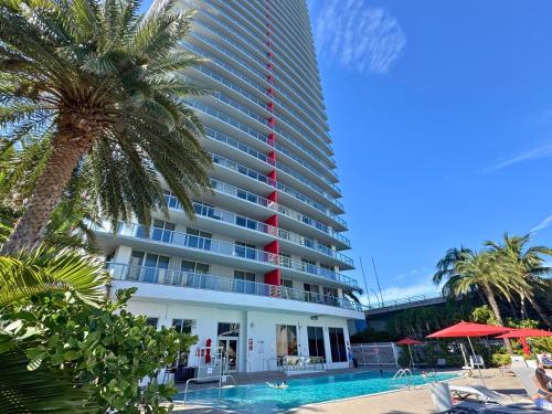 Stylish Beachside 1BR Apartment with Pool & Ocean Access at Hallandale Beach