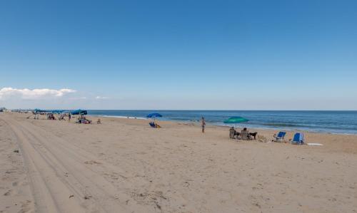 Sun Byrne - S Nags Head MP 18 200 Feet to the Beach Ocean View Flex Stays - image 4