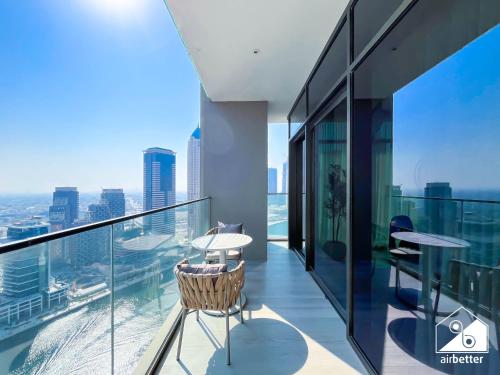 Luxurious 3br Canal View Apartment | Pool + Gym - Dubai