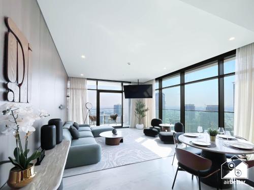 Luxurious 3BR Canal View Apartment | Pool + Gym - image 14