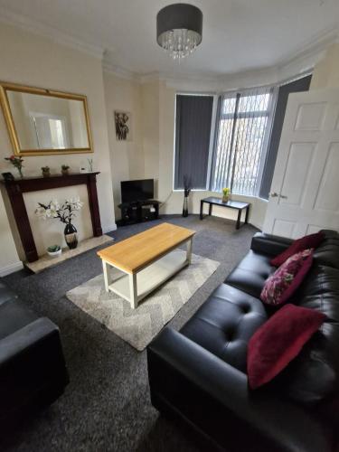 Trendy 5 bedroom - Free Parking - Fast WiFi - Contractor Friendly gîte à louer Grove House Primary.BD2 4 Myers Lane BRADFORD