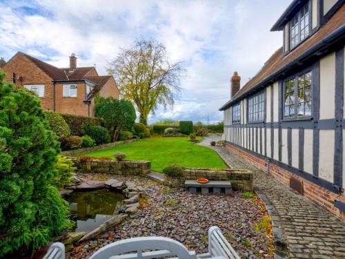 Iekārtas, Historic 4 Bedroom Home in Dunham Massey - Pass the Keys in Little Bollington