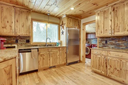 5 Mi to Slopes! Group Ski House w/ Game Room in Honeoja (NY)