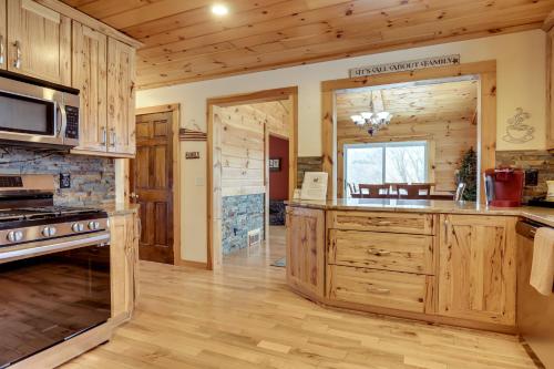 5 Mi to Slopes! Group Ski House w/ Game Room in Honeoja (NY)