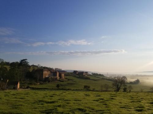 Charming stone house in แซยี