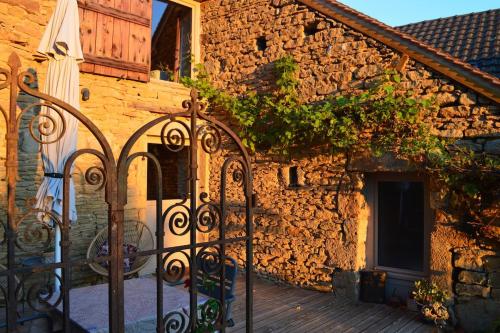 Charming stone house in แซยี