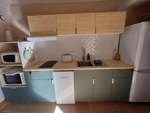 Charming stone house in แซยี