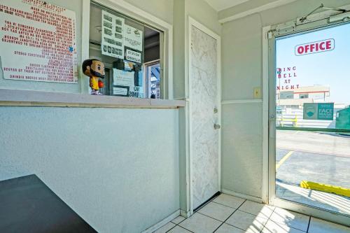 Super 7 Inn By OYO San Antonio NW Medical Center in San Antonio, USA
