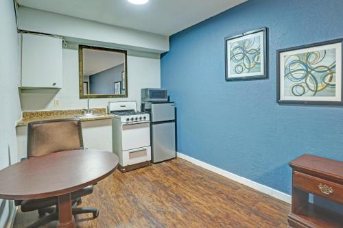 廚房, Super 7 Inn By OYO San Antonio N.W. Medical Center in 巴爾肯斯高地