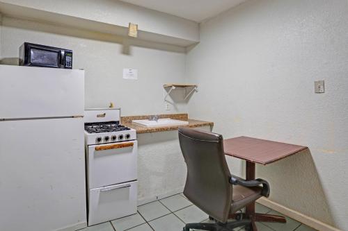 廚房, Super 7 Inn By OYO San Antonio N.W. Medical Center in 巴爾肯斯高地