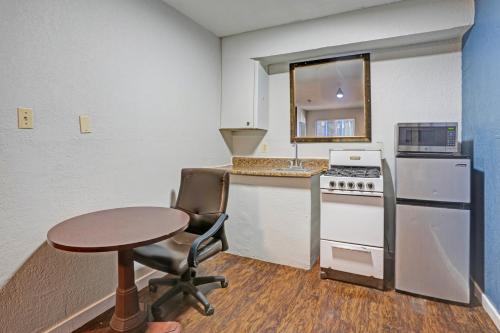 廚房, Super 7 Inn By OYO San Antonio N.W. Medical Center in 巴爾肯斯高地