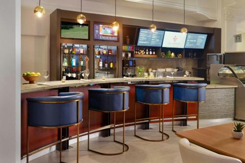 Courtyard by Marriott New Orleans French Quarter/Iberville - image 2