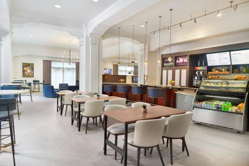 Courtyard by Marriott New Orleans French Quarter/Iberville - image 4