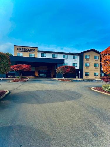 . Creekside Hotel & Suites