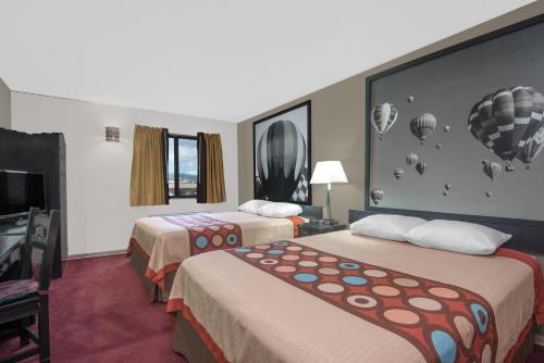 Super 8 by Wyndham Taos - image 7