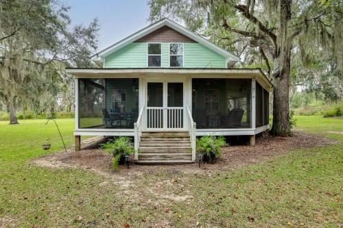 1/2 Mi to Sapelo River: Family Home w/ Large Yard in Townsend (GA)