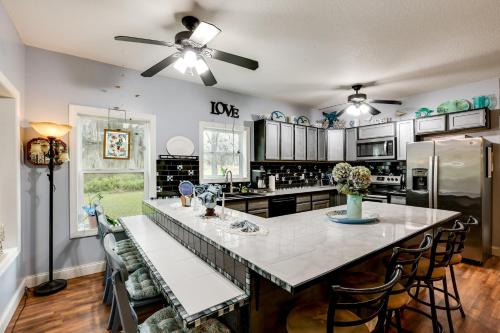 1/2 Mi to Sapelo River: Family Home w/ Large Yard in Townsend (GA)