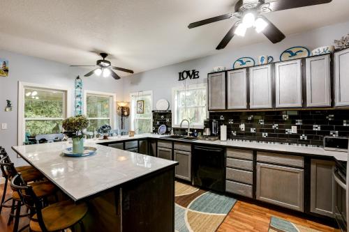 1/2 Mi to Sapelo River: Family Home w/ Large Yard in Townsend (GA)