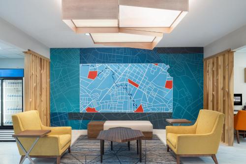 Holiday Inn Express Pratt - image 7
