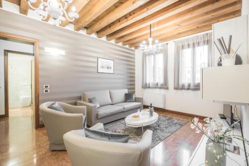 Ca' del Monastero 6 Collection Chic Apartment for 4 Guests with Lift, Benátky