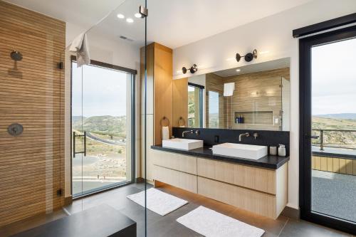Stunning Luxury Interiors, Jordanelle Views, Private Hot Tub, Sauna, Elite Locale! in Kamasa (UT)