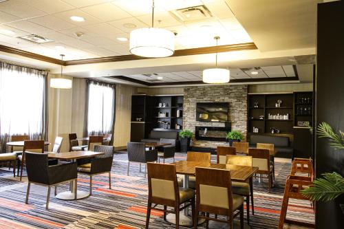 餐廳, 滑鐵盧套房酒店-溫德姆傲途格精選酒店 (Waterloo Suites Hotel, Trademark Collection by Wyndham) in 滑鐵盧