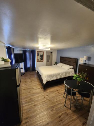 Private Room - Shared Bathroom