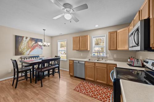 3-Bedroom Retreat with King Suite, Pool Table & Private Fenced Yard in James City (NC)
