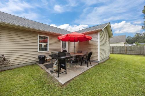 3-Bedroom Retreat with King Suite, Pool Table & Private Fenced Yard in James City (NC)