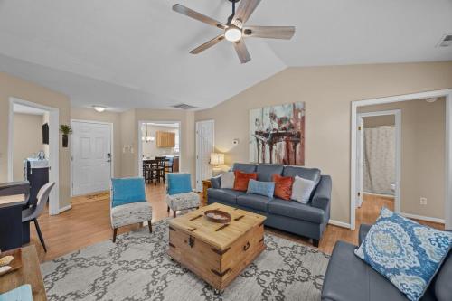 3-Bedroom Retreat with King Suite, Pool Table & Private Fenced Yard in James City (NC)