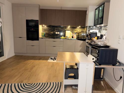 Chambre d'hôte, dans 4 pièces , avec terasse, jardin (Chambre d'hote, dans 4 pieces , avec terasse, jardin) in แซงต์ วิซ