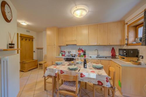 مطبخ, Chalet Sciachilo’ Ski In-Ski Out Mt. 10 in San Rocco