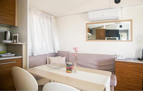 ห้องครัว, Pet Friendly Stacaravan In Drnis With Wifi in ดรินอฟซิ