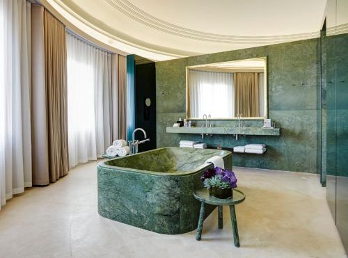 Hotel Cafe Royal - image 8