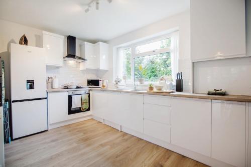 บริการและสิ่งอำนวยความสะดวก, Open Haven Collective with Man Cave and Parking 10PPL in วูดเฮาส์