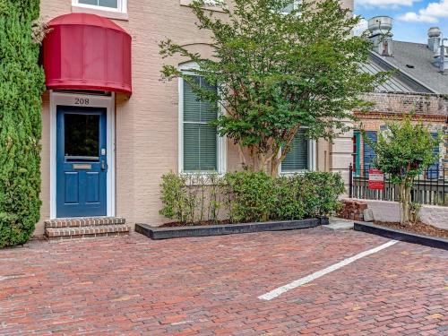 Brand New Listing! Private Roof Top Deck With Views of the Savannah River - image 12